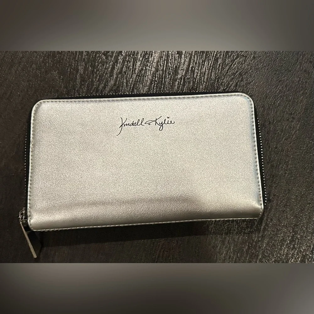 Kendall & Kylie Zippered Wallet NWOT